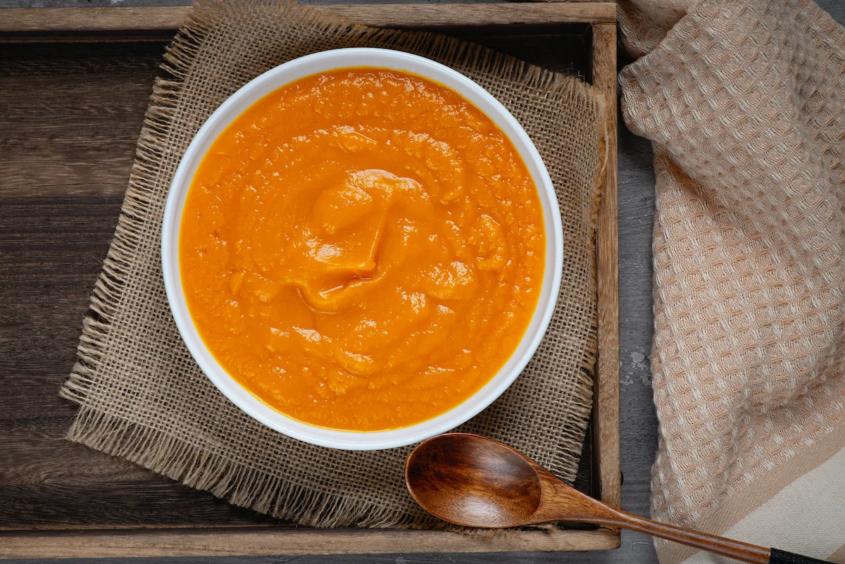 gresskarpure Gresskarpuré i en skål på et bord med en skje og en duk