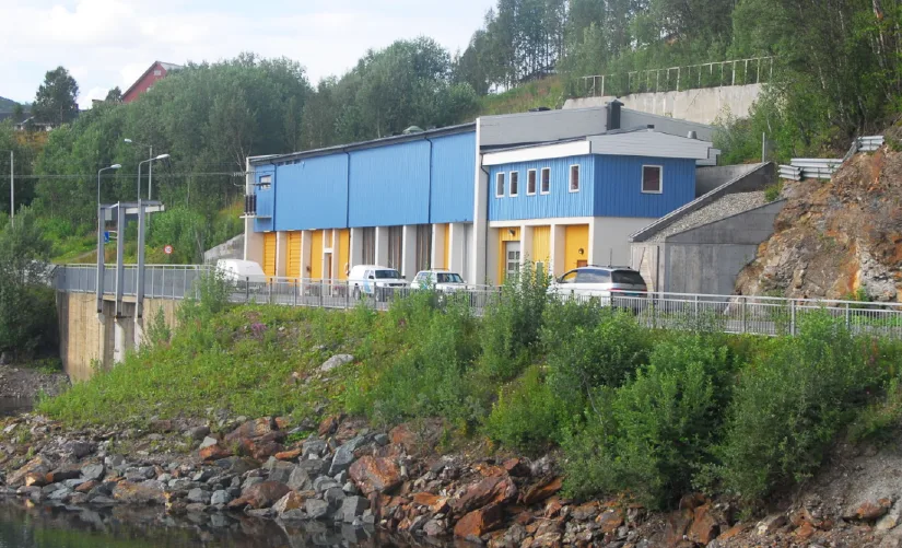 Røyrvikfoss kraftstasjon fra utsiden Røyrvikfoss kraftstasjon fra utsiden