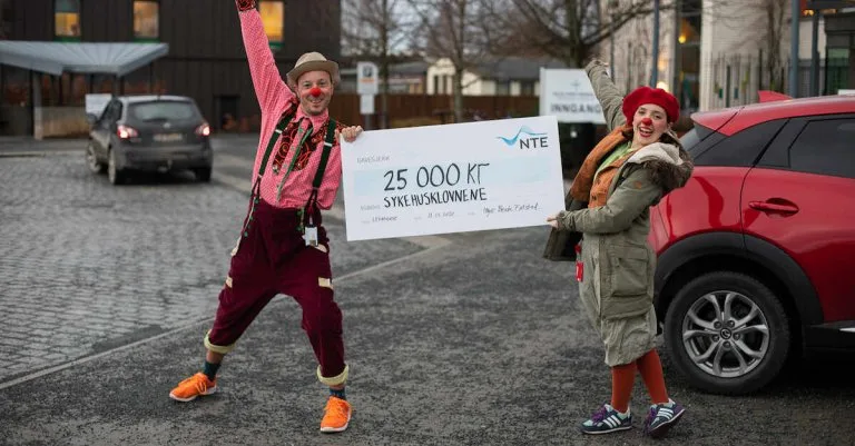 sykehusklovner med gavesjekk To sykehusklovner holder en gavesjekk på 25 000 kroner