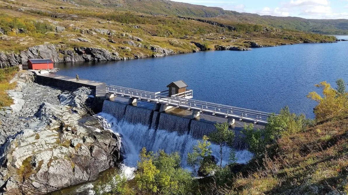 Vannkraftverk Vannkraftverk der vannet fosser over demningen