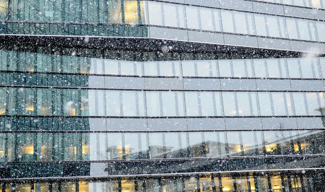 Moderne kontor lokale med snø som daler ned Moderne kontor lokale med snø som daler ned