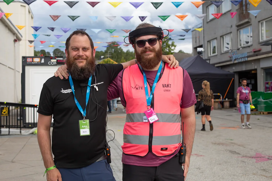 Dugnadshelter. Foto: Ann Helen Bjørum Nordgård To blide karer holder rundt hverandre