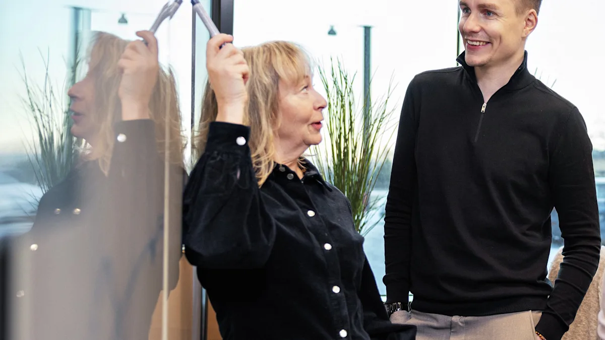 Bilateral handel Berit peker på tavla og forklare noe til kollega Erik