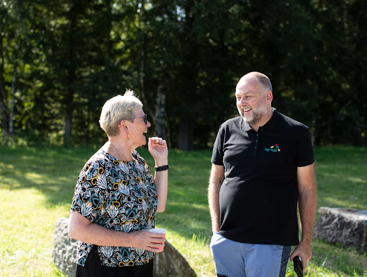 eli og jomar Leende dame og mann