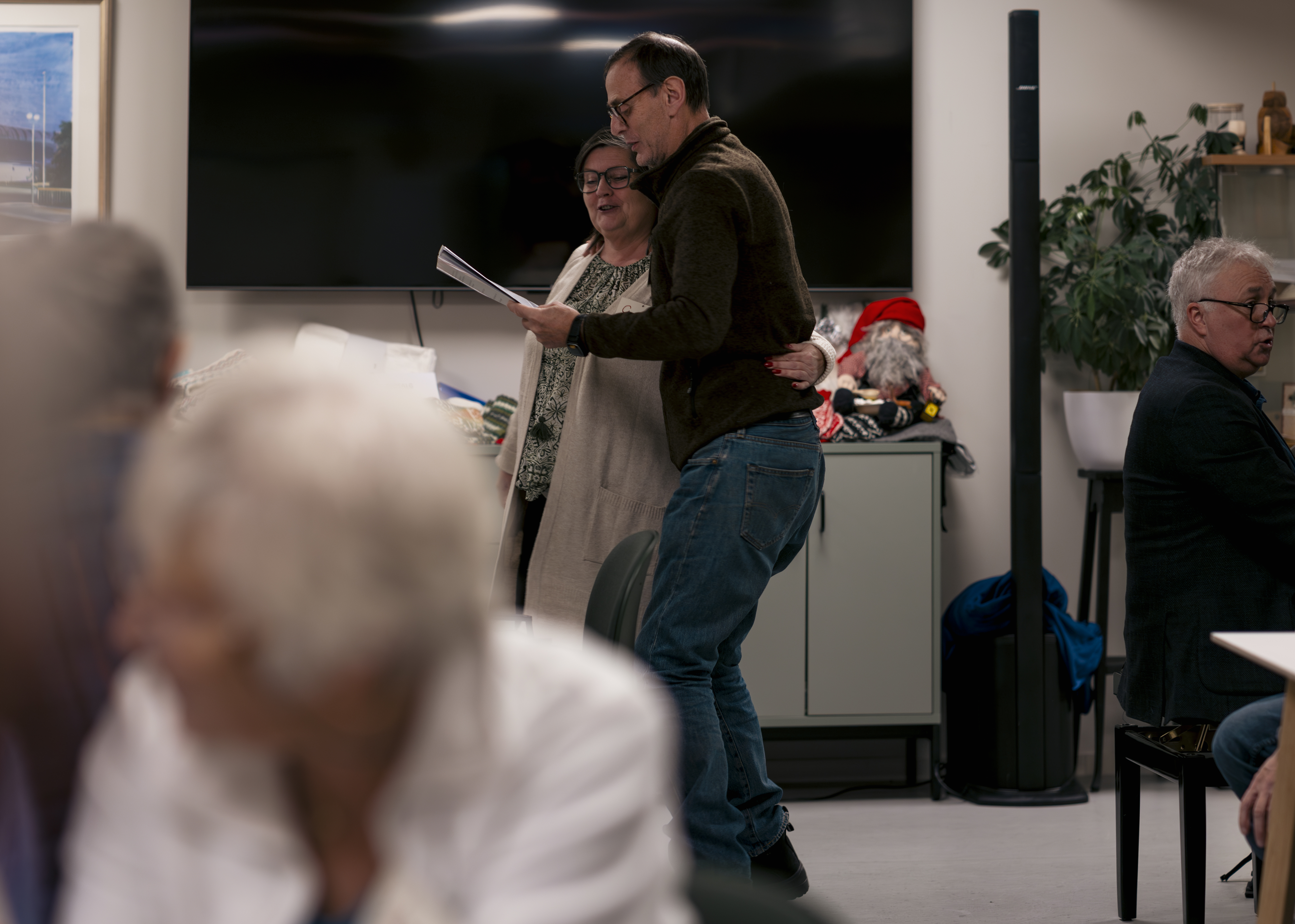 Mann og kvinne synger og danser. I bakgrunnen ser vi en mannlig pianist. 