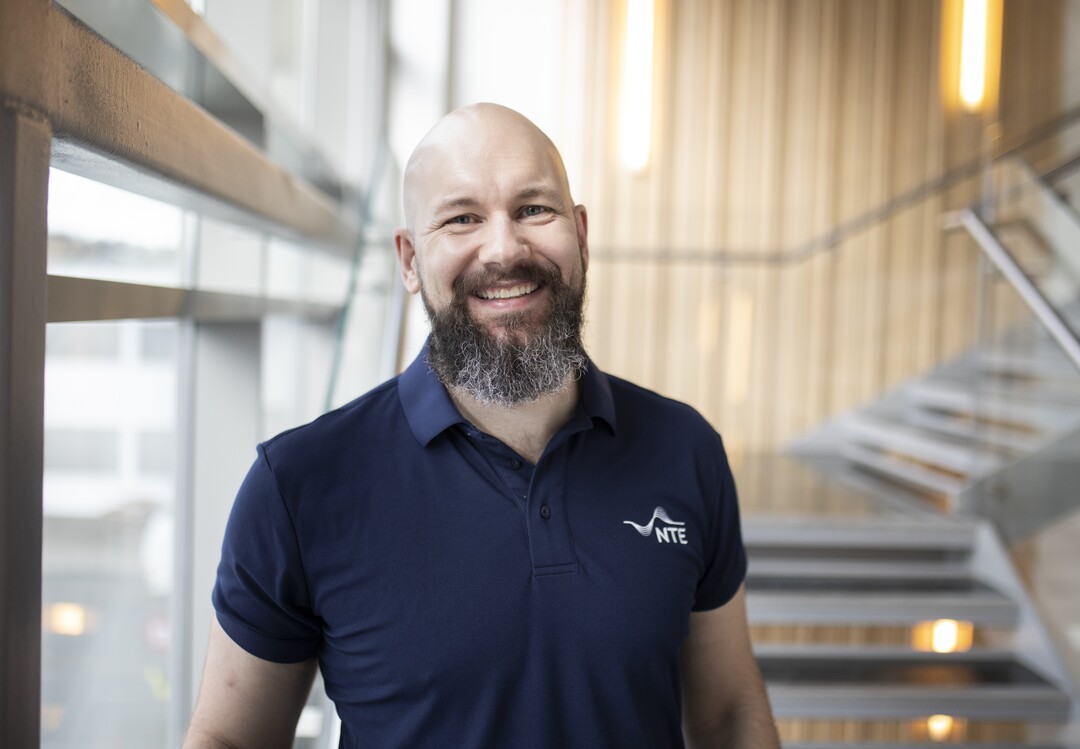 Bilde av en mann som står i en trappeoppgang