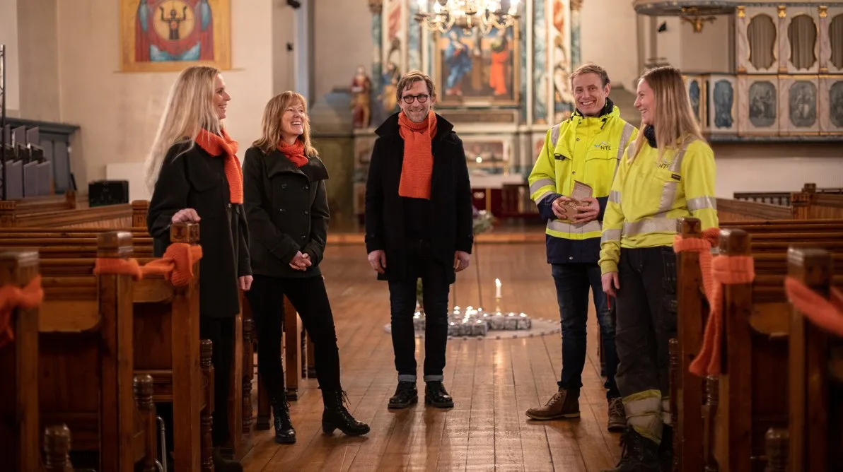 Kirkens Bymisjon i Trondheim Tre personer fra Kirkens Bymisjon og to fra NTE smiler til kamera