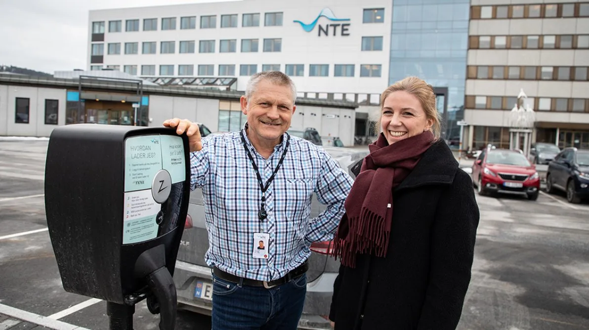 Elbillader nte To NTE ansatte sammen med en Zaptec lader utenfor NTE sine lokaler