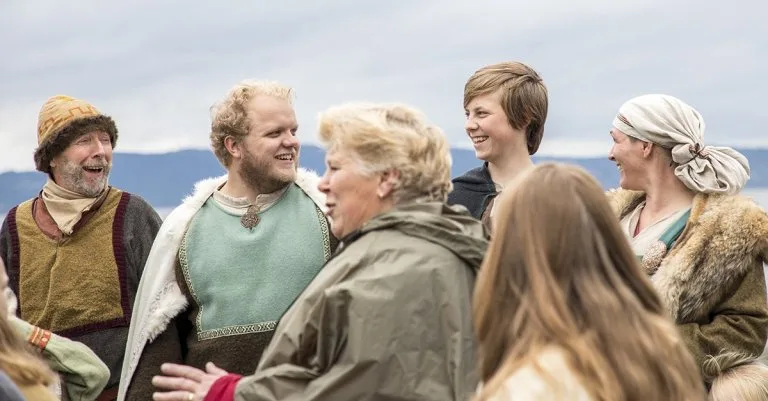 Korsvikaspillet Skulespillere fra Korsvikaspillet smiler til hverandre