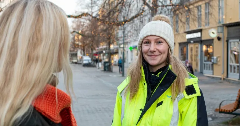 Hanna Rømø Bilde av smilende Hanna med hvit lue