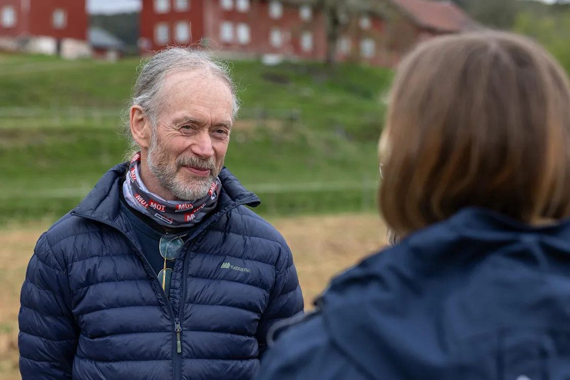 bjørn Mann med boblejakke og briller hengende rundt halsen med en buff det står MOT på