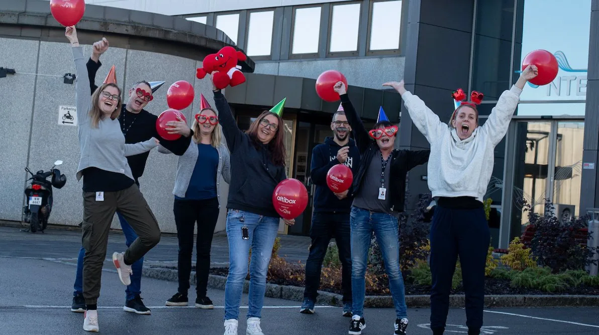 Glade medarbeidere Glade medarbeidere fra NTE jubler til kamera