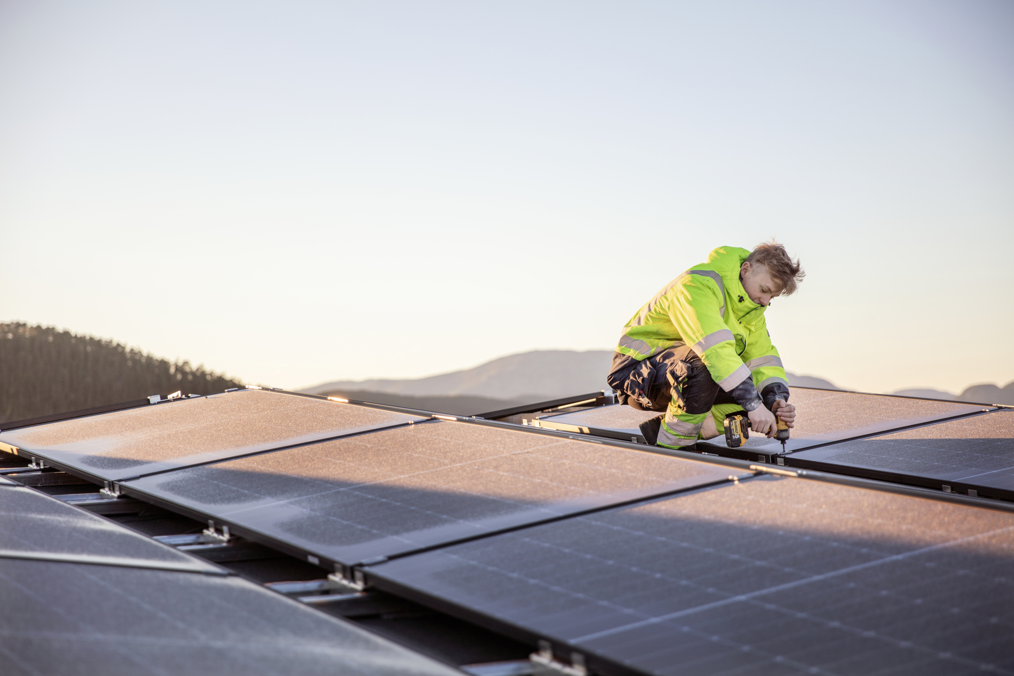 NTE elektriker monterer solpanel på taket