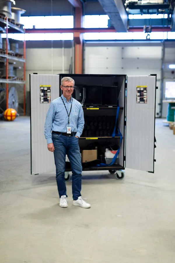 Per-Ivar med skapet Mann står foran et skap på hjul med åpne dører
