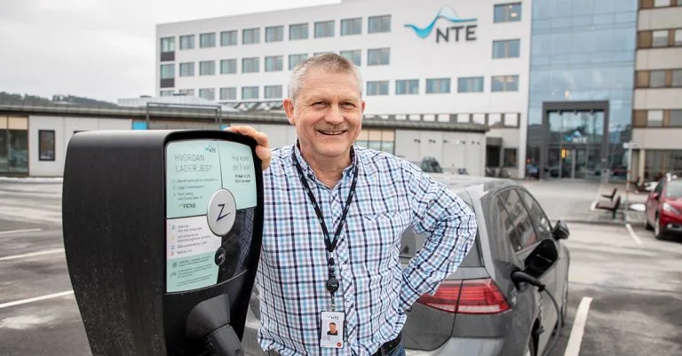 Per Ola Wæge Per Ola Wæge sammen med Zaptec lader utenfor NTE sine lokaler
