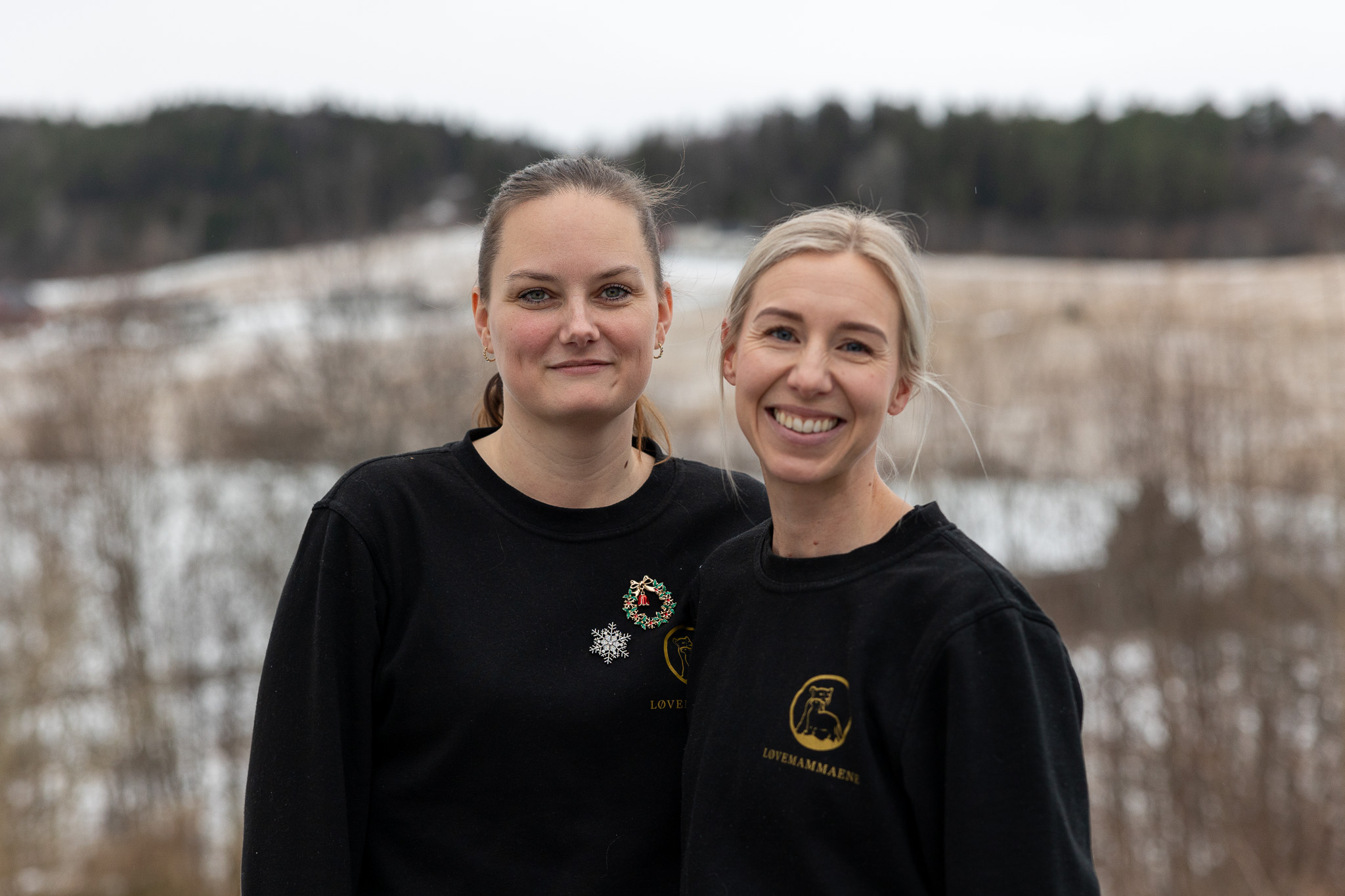 To blide damer står tett sammen