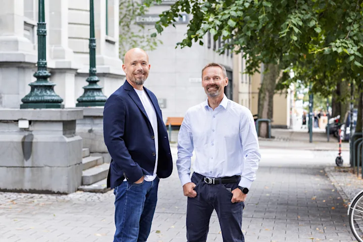 To smilende menn står i bybildet i Trondheim To smilende menn står i bybildet i Trondheim