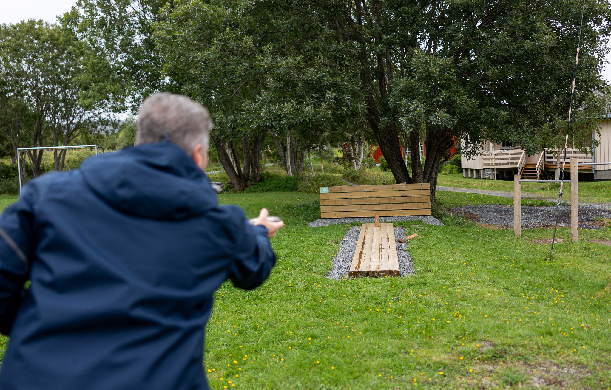 Ryggen til en mann som kaster skotthylle 
