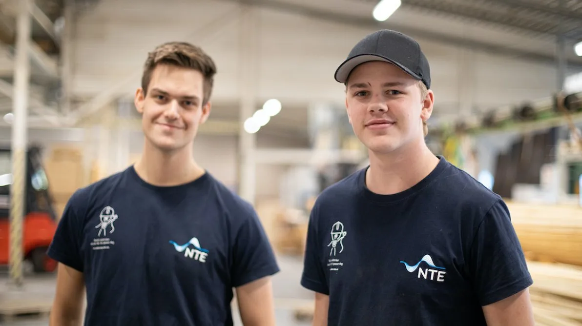 elektrikere nte To elektrikkere ansatt hos NTE smiler til kamera