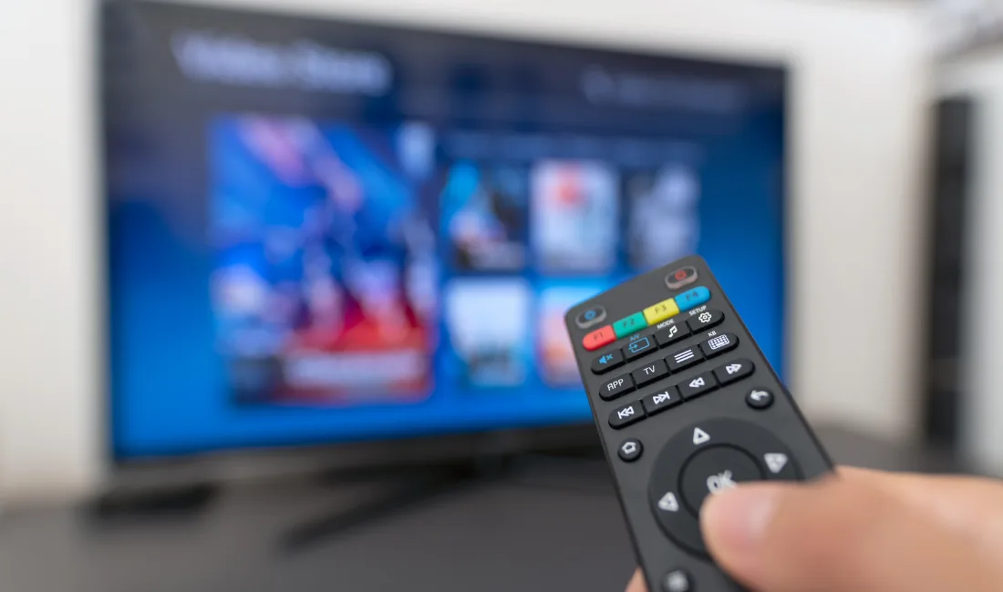 Ser på TV med fjernkontroll i fokus Ser på TV med fjernkontroll i fokus