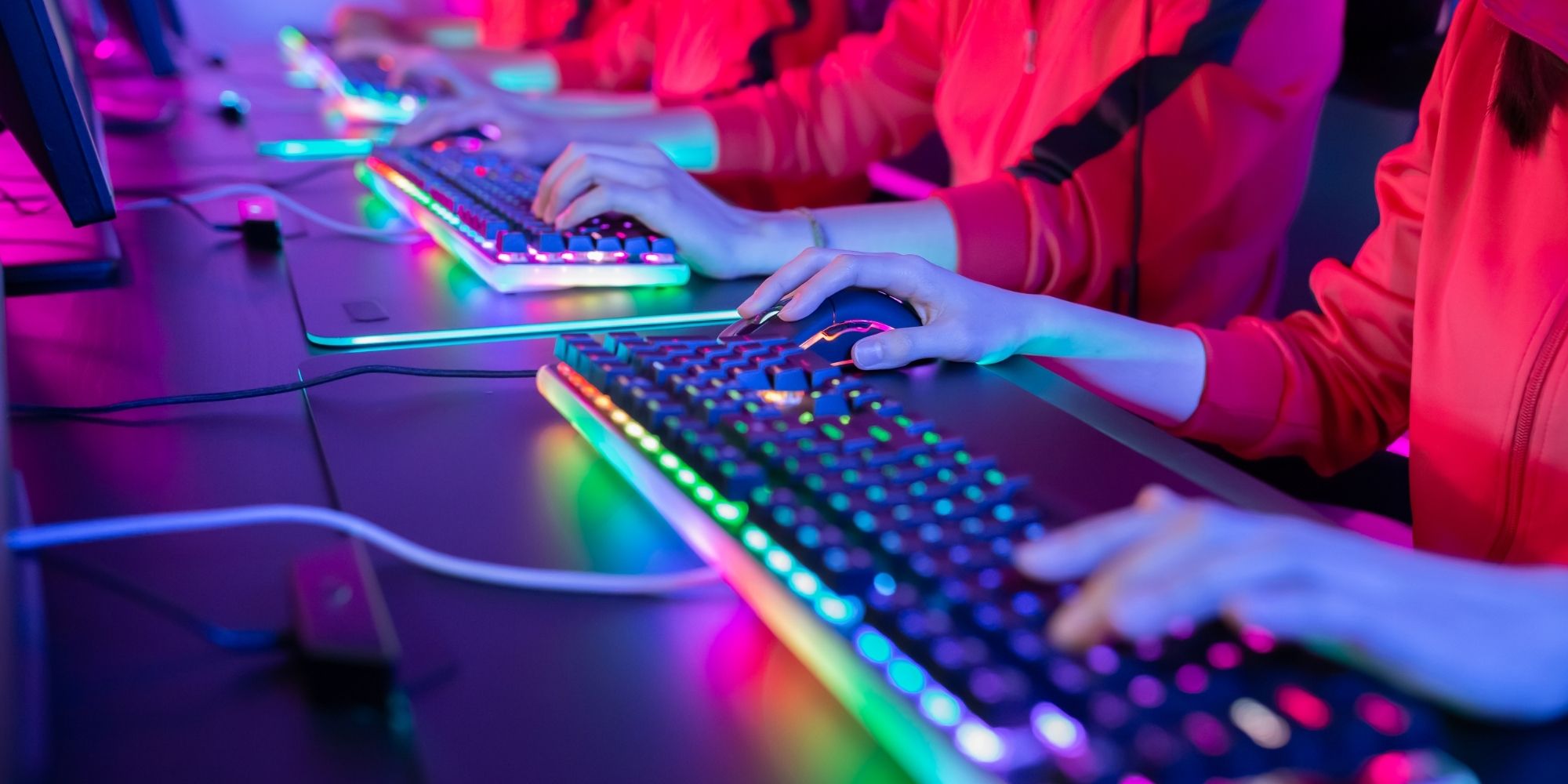 E-sportutøvere som trykker på tastaturer.