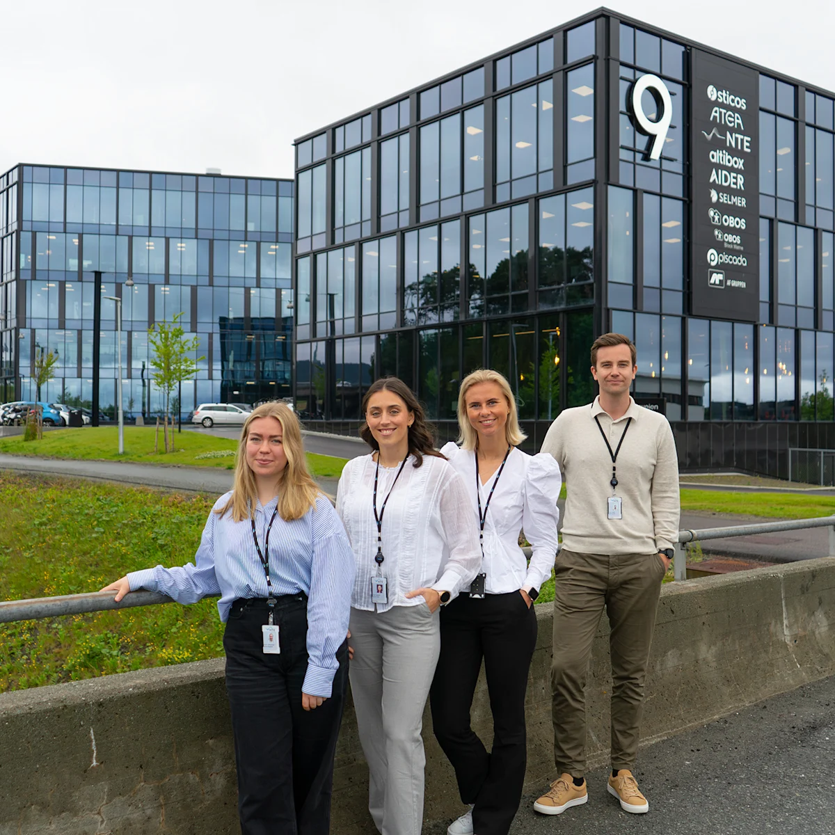 Sommerstudenter utenfor R9 Tre kvinner og en mann står utenfor en bygning med et stort 9-tall på
