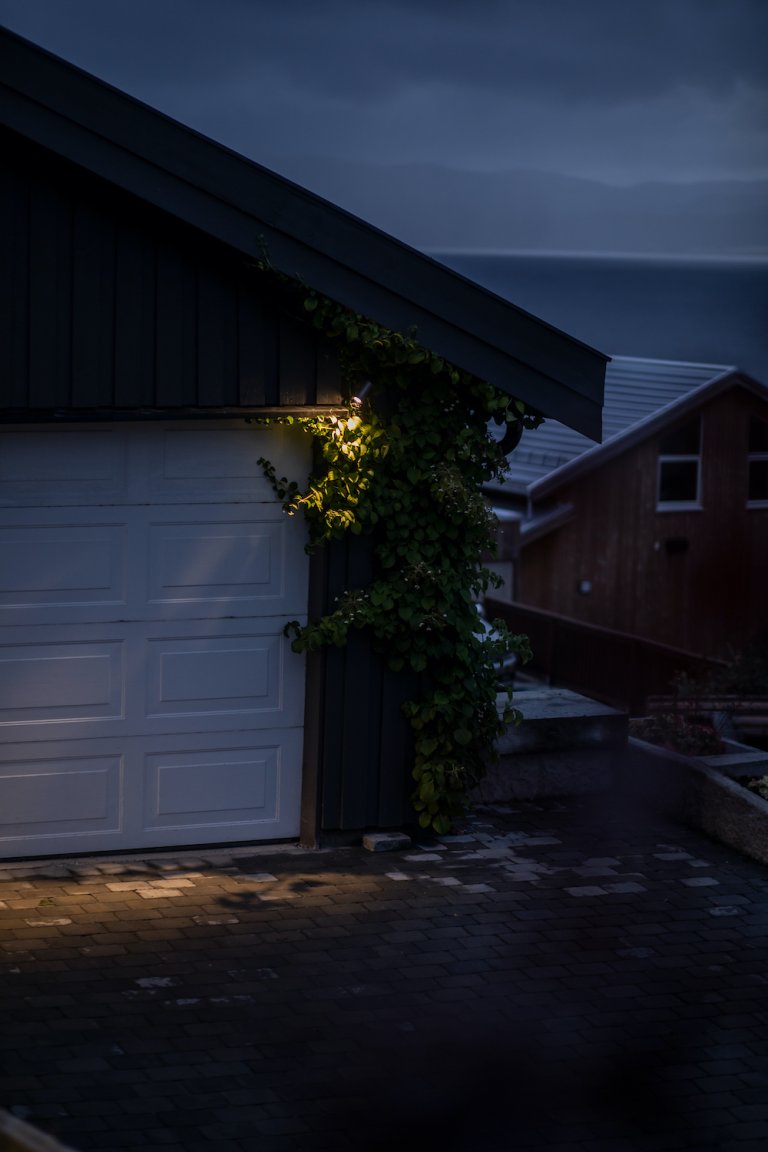 Bilde av en garasje med belysning i mørket