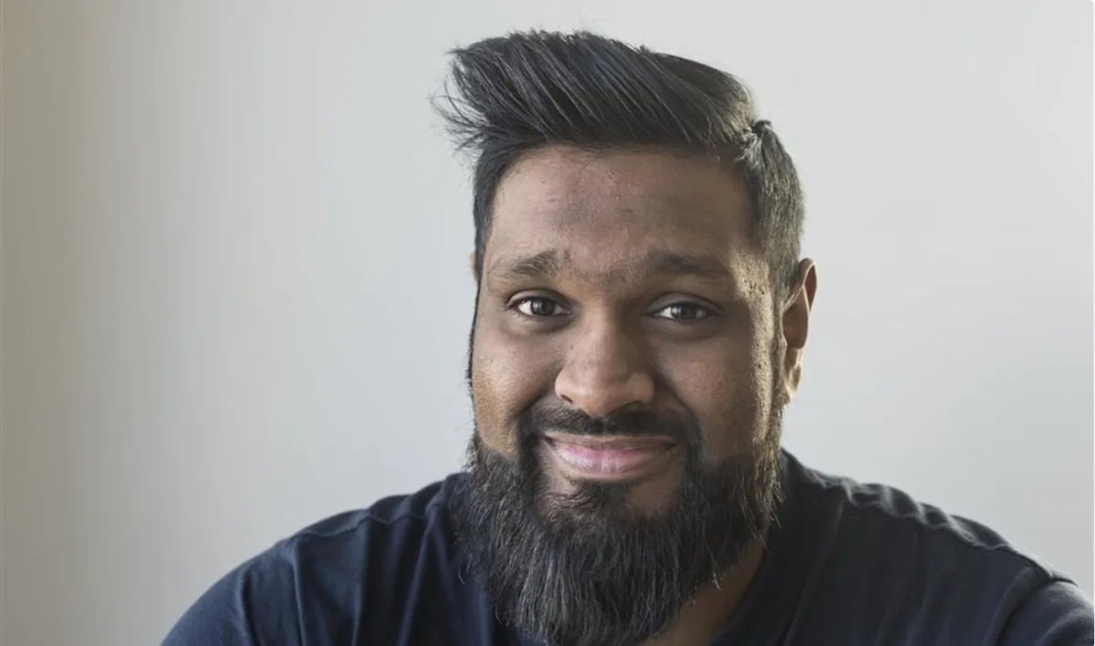 NTE-elektriker Aravinth Nadesapuran ser mot kamera NTE-elektriker Aravinth Nadesapuran ser mot kamera