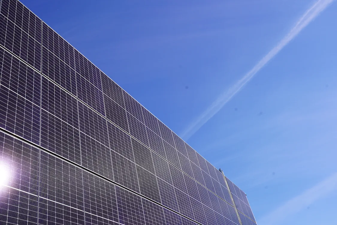 solceller og himmel Solceller og blå himmel