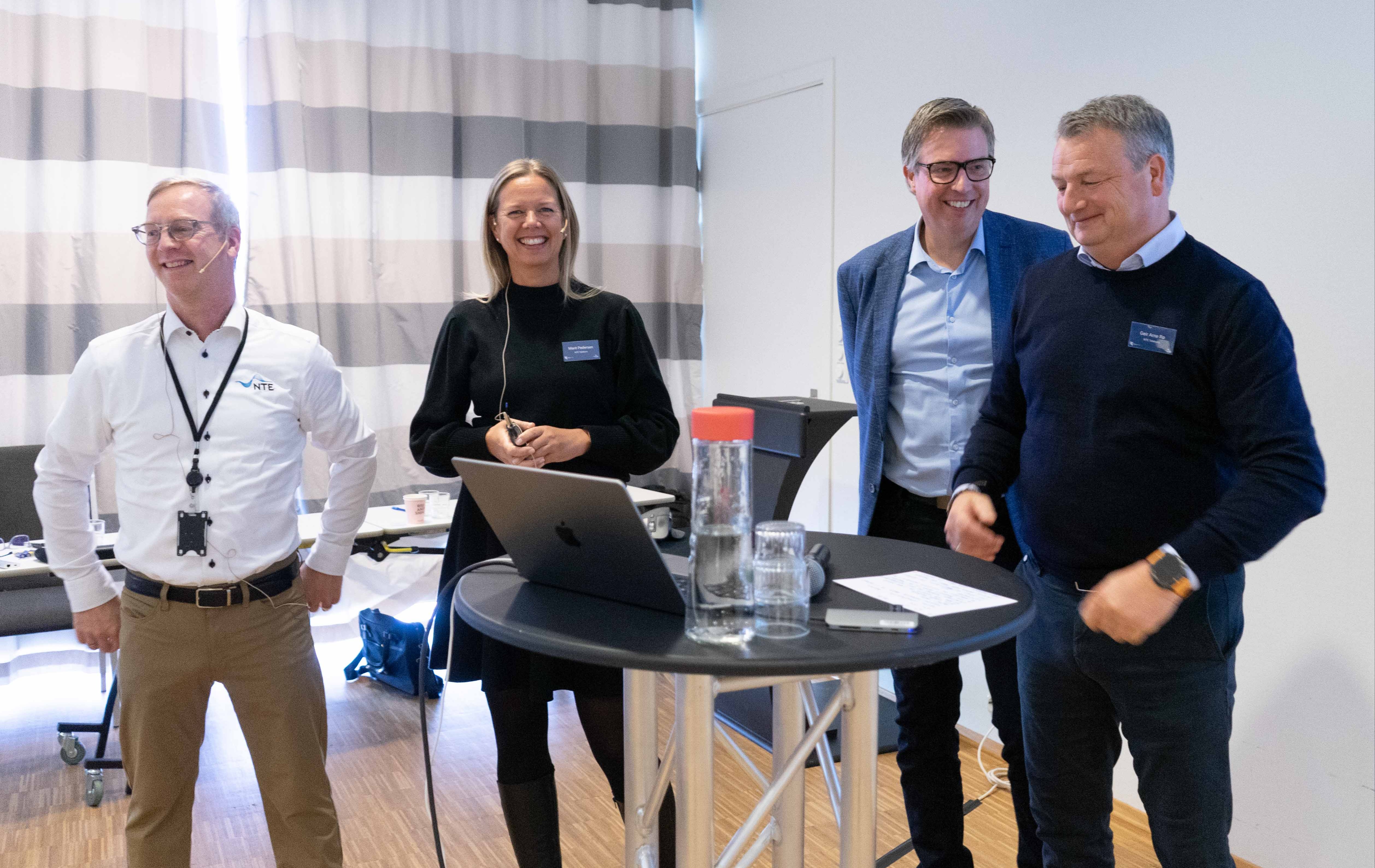 Erik Jensen, Marit Pedersen, Christian Jenssen og Geir Arne Rø fra NTE Telekom på scenen under kommunekonferansen 2026 på Hell.