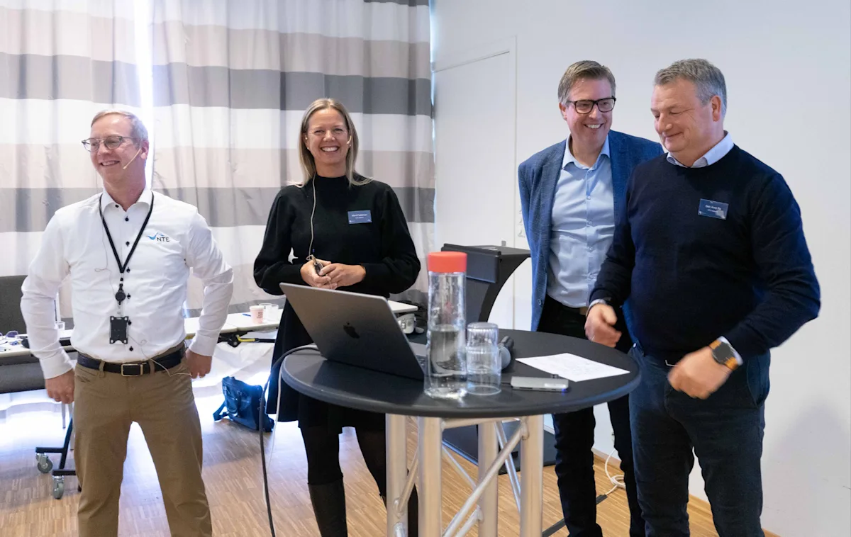 Erik Jensen, Marit Pedersen, Christian Jenssen og Geir Arne Rø. Erik Jensen, Marit Pedersen, Christian Jenssen og Geir Arne Rø fra NTE Telekom på scenen under kommunekonferansen 2026 på Hell.