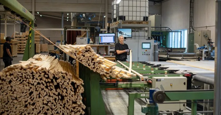 operatoer Mann jobber på fabrikkbånd med masse ved