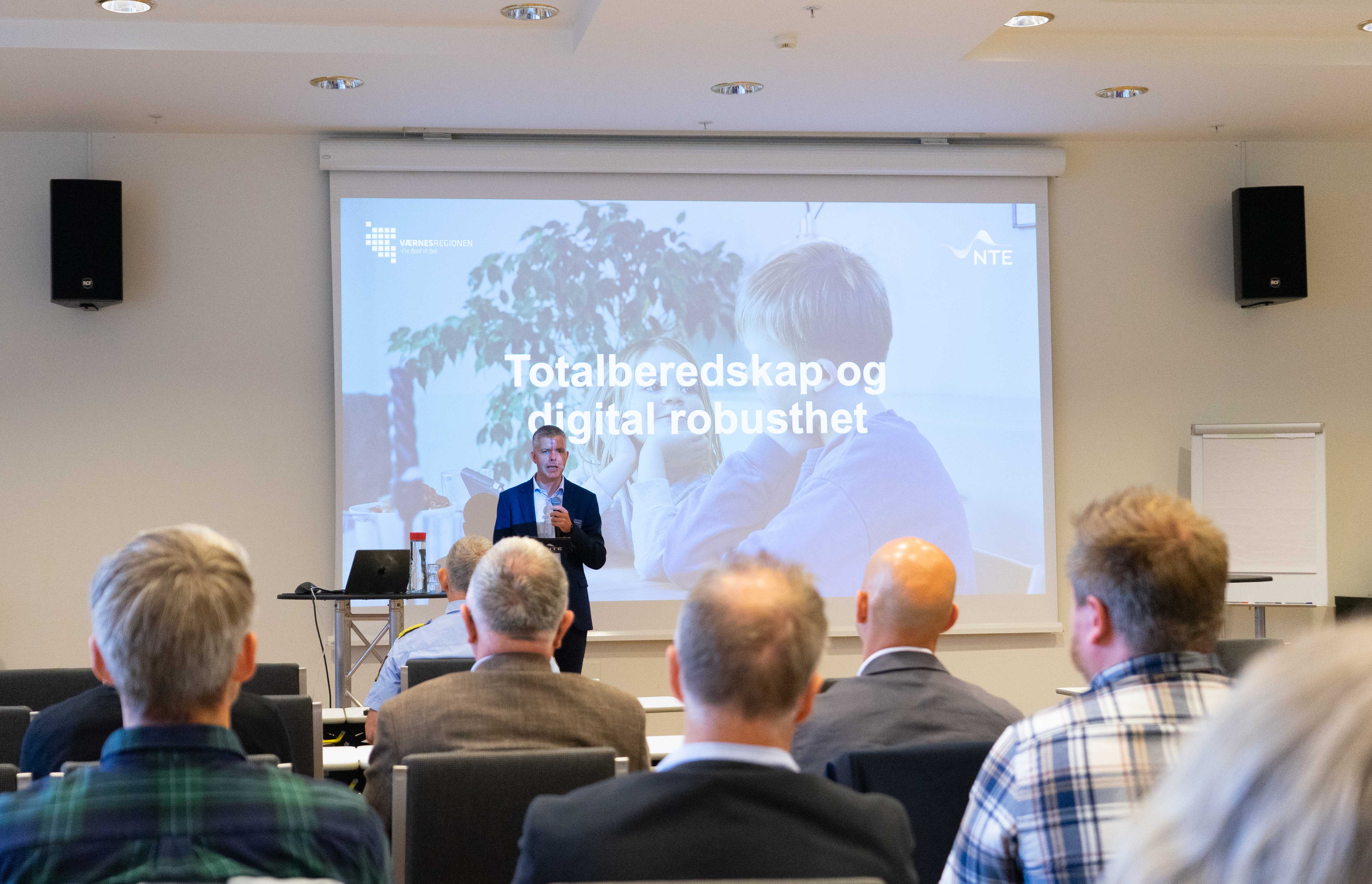 Direktør i NTE Telekom Odd-Eirik Grøttheim ønsker deltakerne på kommunekonferansen 2026 velkommen.