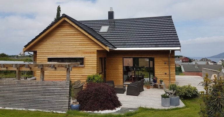 Hus med solcelle takstein som ser ut som et vanlig tak