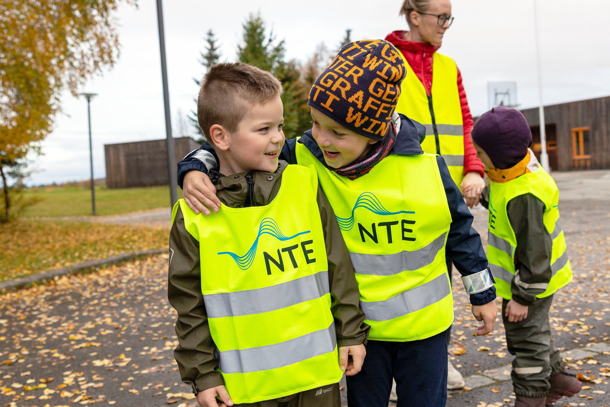 Barn med NTE-refleksvest