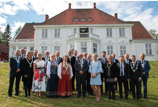 NTEs eiere oppstilt for gruppefoto utenfor prestegården i steinkjer NTEs eiere oppstilt for gruppefoto utenfor prestegården i steinkjer