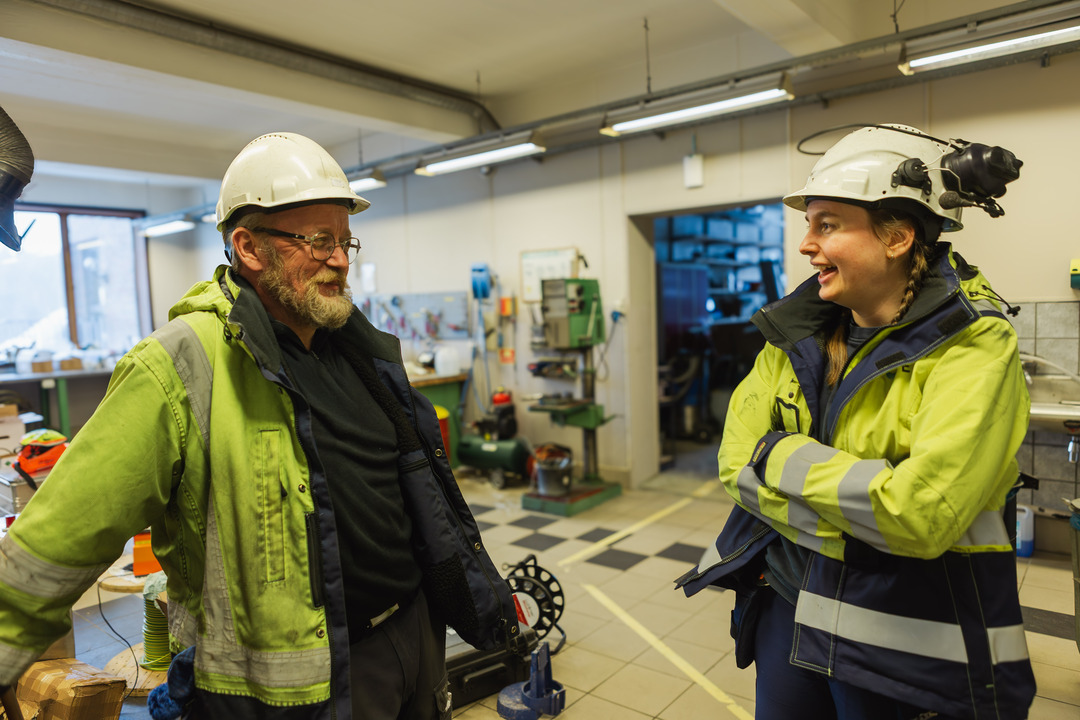 Elen Kristine Lona og Terje Ness på jobb på Nedre Fiskumfoss