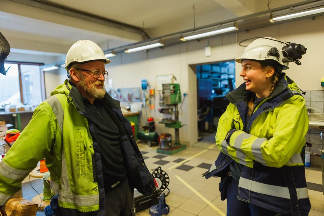 Elen Kristine Lona og Terje Ness på jobb på Nedre Fiskumfoss Elen Kristine Lona og Terje Ness på jobb på Nedre Fiskumfoss