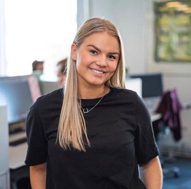 marte Smilende kvinne med langt hår