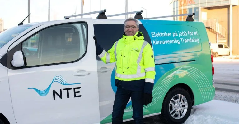 Ketil Berg Ketil står foran en av NTE sine nye elektriske varebiler