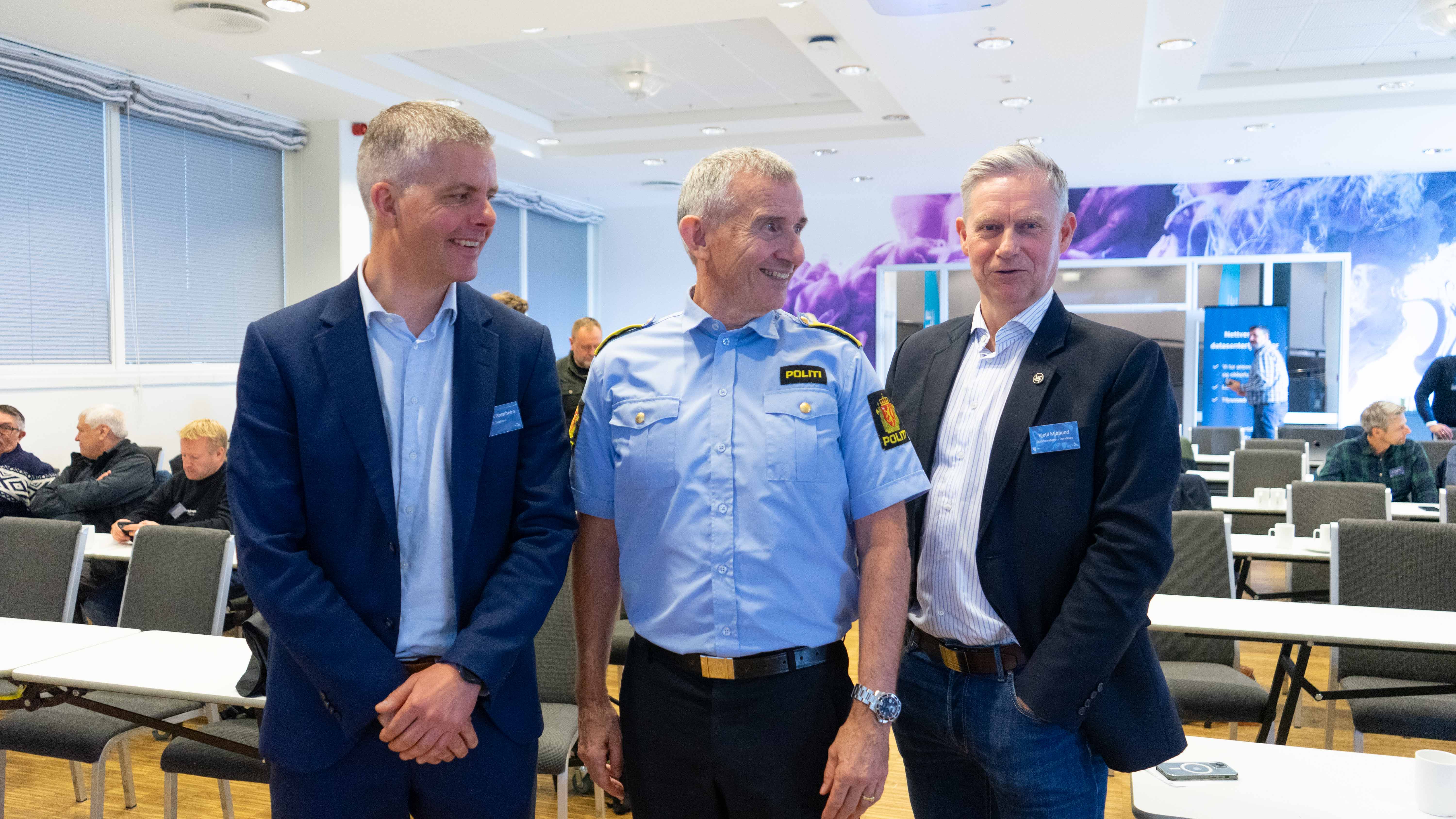 NTE Telekoms leder Odd-Eirik Grøttheim, politimester i Trøndelag Nils Kristian Moe og fylkesberedskapssjef Kjetil Mjøsund på konferansen Totalberedskap og digital robusthet.