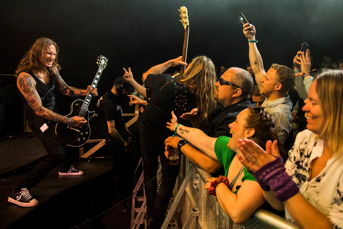 Steinkjerfestivalen. Foto: Ingelin Berg artist spiller gitar foran ivrige festivalpublikummere