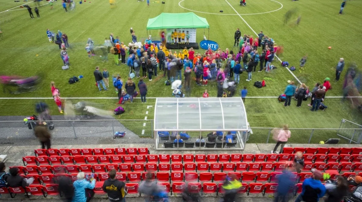 NTE fotballcup Deltakere og publikum i NTE fotballcup