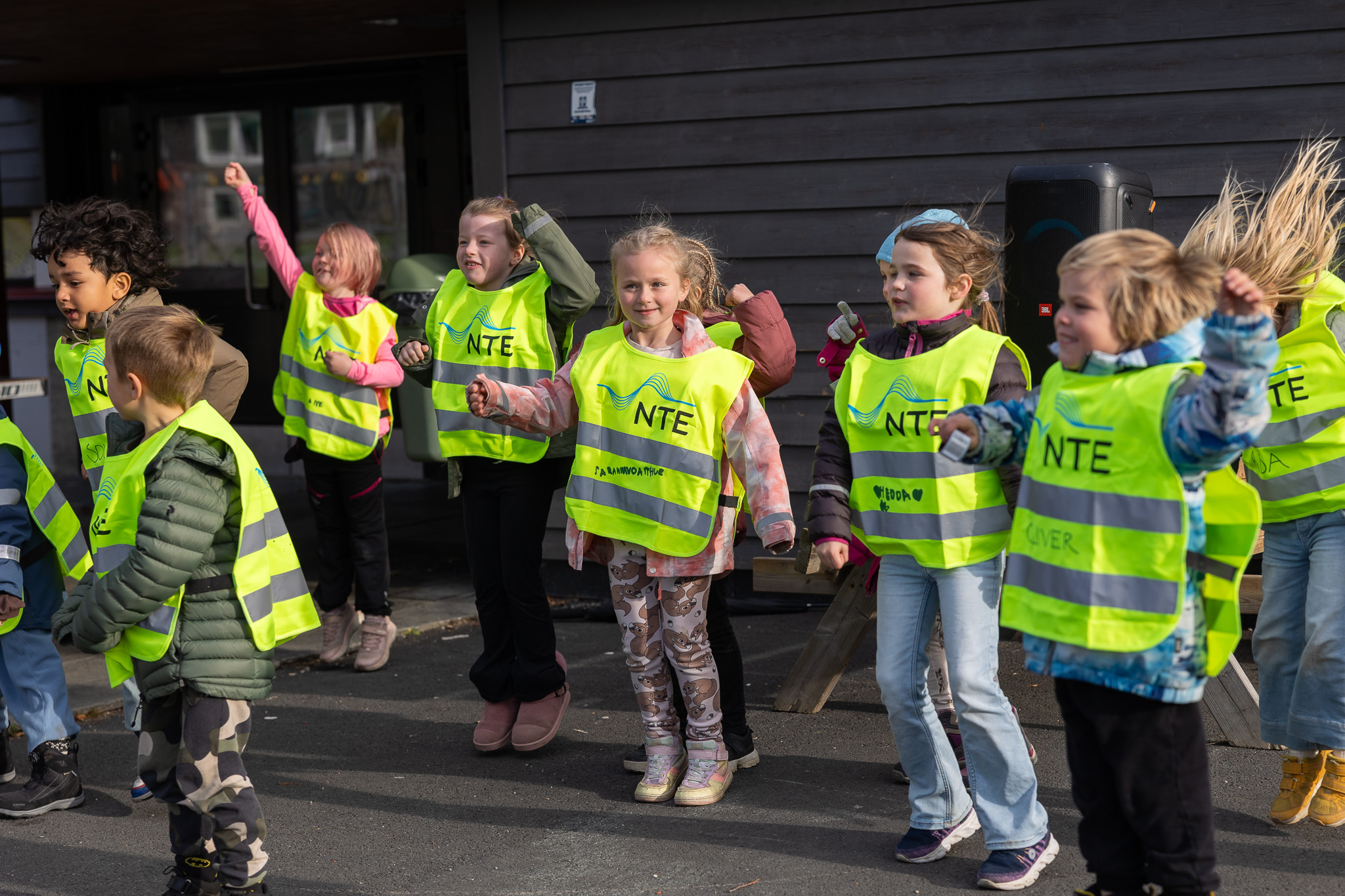 barn iført refleksvest danser