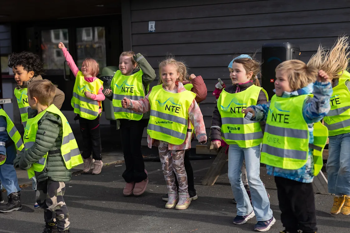 blimedansen barn iført refleksvest danser