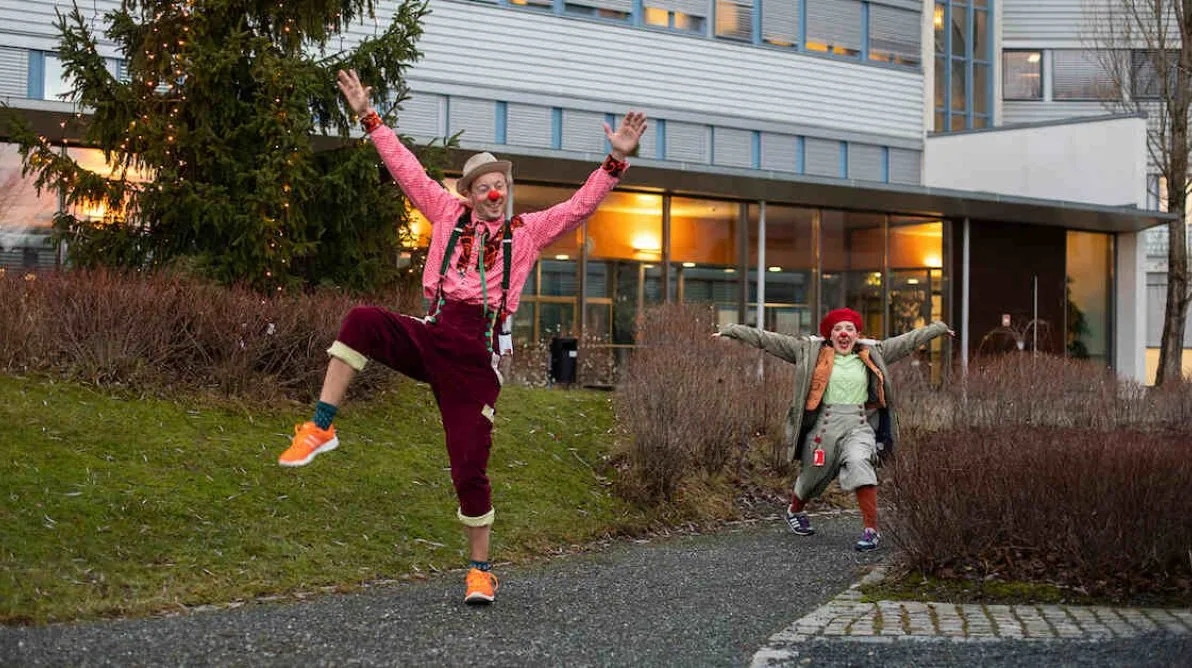 zapp og smække sykehusklovner To sykehusklovner hopper i hendene og føttene ut i luften