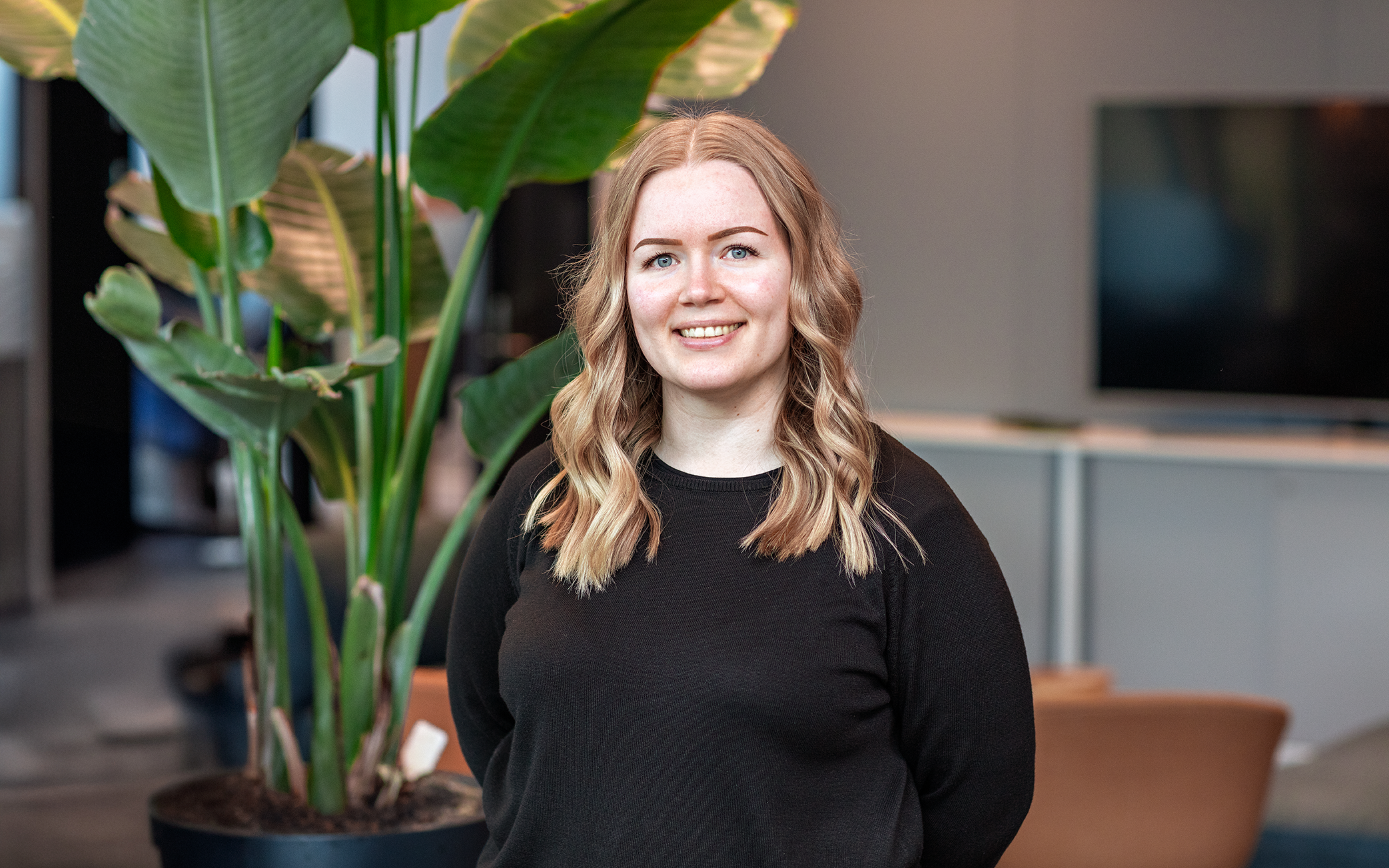 Foto viser Rebecca Engen Hoff. I bakgrunn grønne tre.