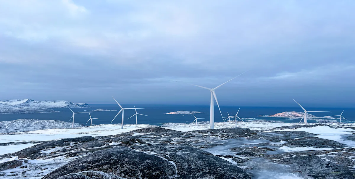 Kvitfjell Foto viser vindmøller på Kvitfjell og Raudfjell vindparker om vinteren.