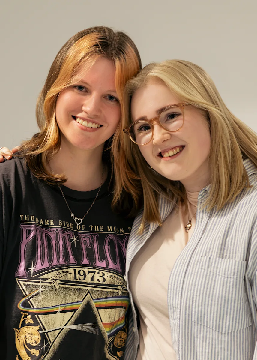 Lisa og Dina To smilende jenter holder om hverandre