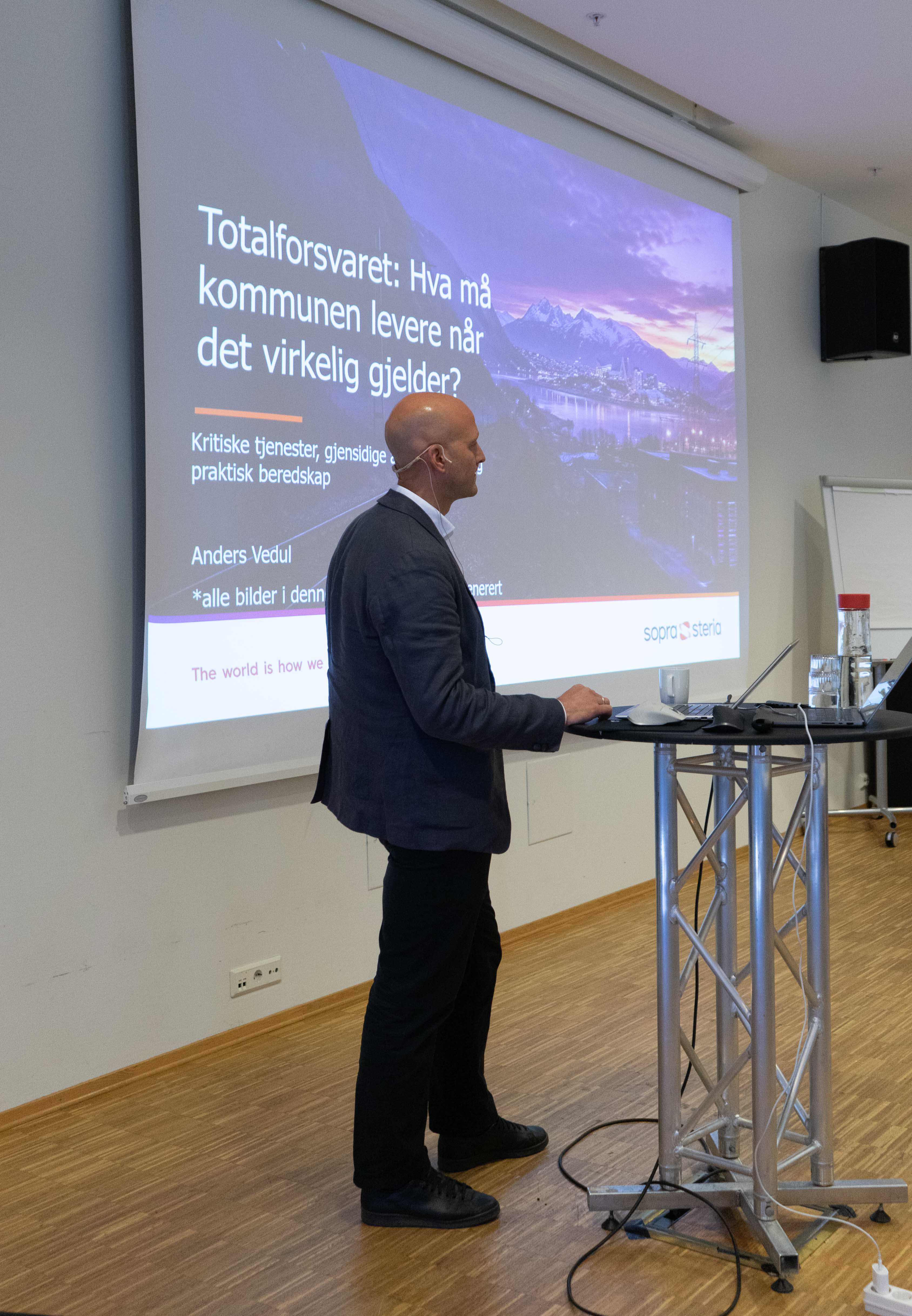 Anders Vedul fra Sopra Steria snakket om kommunenes ansvar i totalforsvaret.